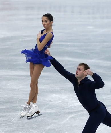 Вера Базарова и Юрий Ларионов во время исполнении короткой программы среди спортивных пар