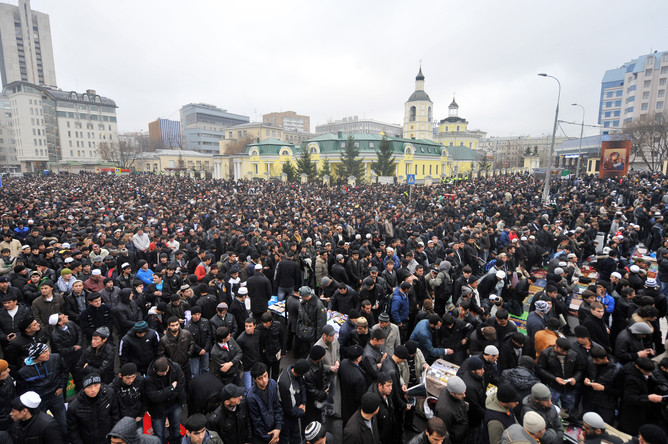 Мусульмане во время праздника Курбан-байрам у Соборной мечети в Москве