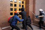 Оппозиция штурмует администрацию президента в Киеве