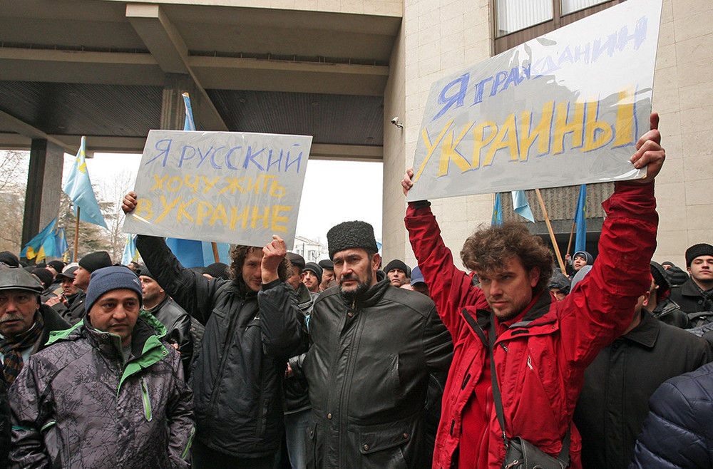 Участники митинга у здания Верховного совета Крыма в Симферополе