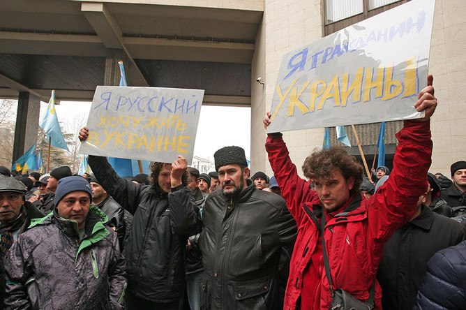 Участники митинга у здания Верховного совета Крыма в Симферополе