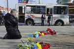 Жители Донецка приносят цветы на место гибели участника митинга
