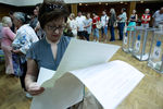 Избиратели во время голосования на внеочередных выборах президента Украины на одном из избирательных участков в Киеве