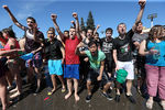 Участники флешмоба «Большая водная битва» у фонтана «Дружба народов» на территории ВДНХ