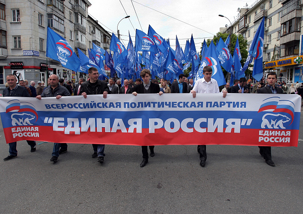 Сторонники партии «Единая Россия» на демонстрации в Симферополе