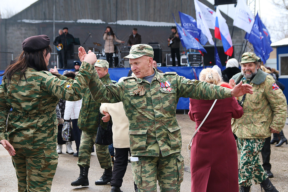 Участники праздничных мероприятий в Симферополе, посвященных годовщине «Крымской весны
