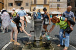 Туристы наполняют бутылки водой в центре Рима