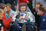Российский космонавт Геннадий Падалка (в центре) после приземления капсулы корабля «Союз ТМА-16М»