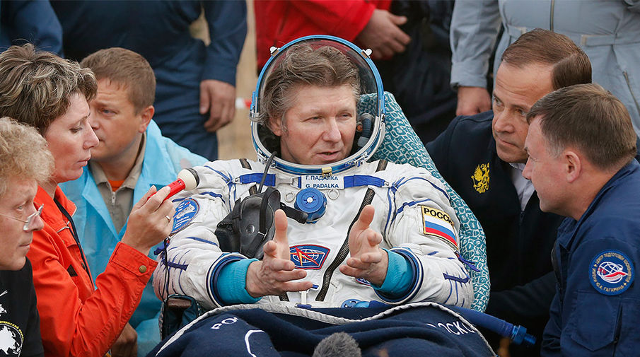 Российский космонавт Геннадий Падалка (в центре) после приземления капсулы корабля «Союз ТМА-16М»