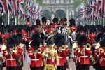 Парад выноса знамен в честь 90-летнего юбилея королевы Елизаветы II в Лондоне 
