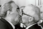 Леонид Брежнев целует первого секретя Центрального комитета СЕПГ Эриха Хонеккера