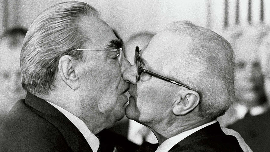 Леонид Брежнев целует первого секретя Центрального комитета СЕПГ Эриха Хонеккера