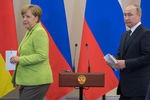 Канцлер ФРГ Ангела Меркель и президент России Владимир Путин во время пресс-конференции по итогам встречи в Сочи, 2 мая 2017 года