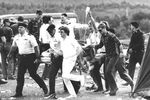 Спасатели с пострадавшими после столкновения трех самолетов над авиабазой Рамштайн во время авиашоу Flugtag'88, 28 августа 1988 года