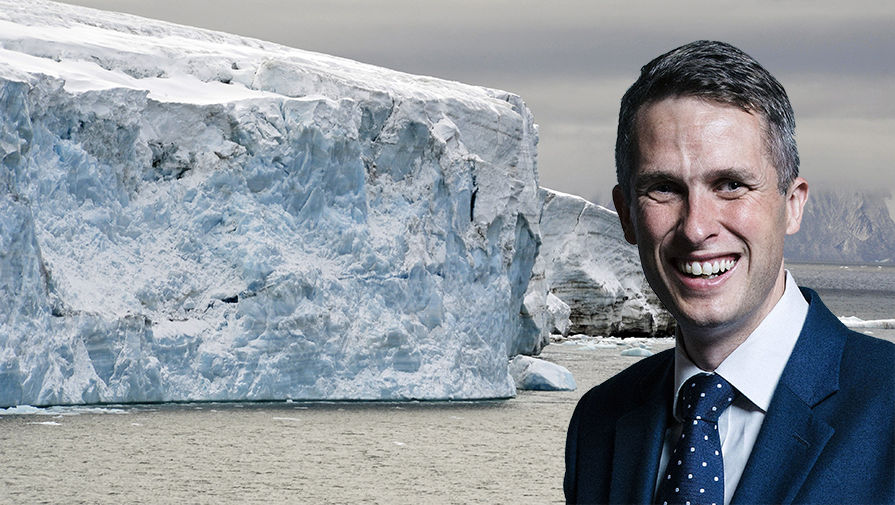 Министр обороны Великобритании на фоне Арктического шельфа