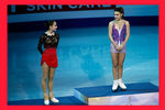 Алина Загитова (серебро) и Софья Самодурова (золото) во время церемонии награждения на чемпионате Европы по фигурному катанию в Минске, 25 января 2019 года
