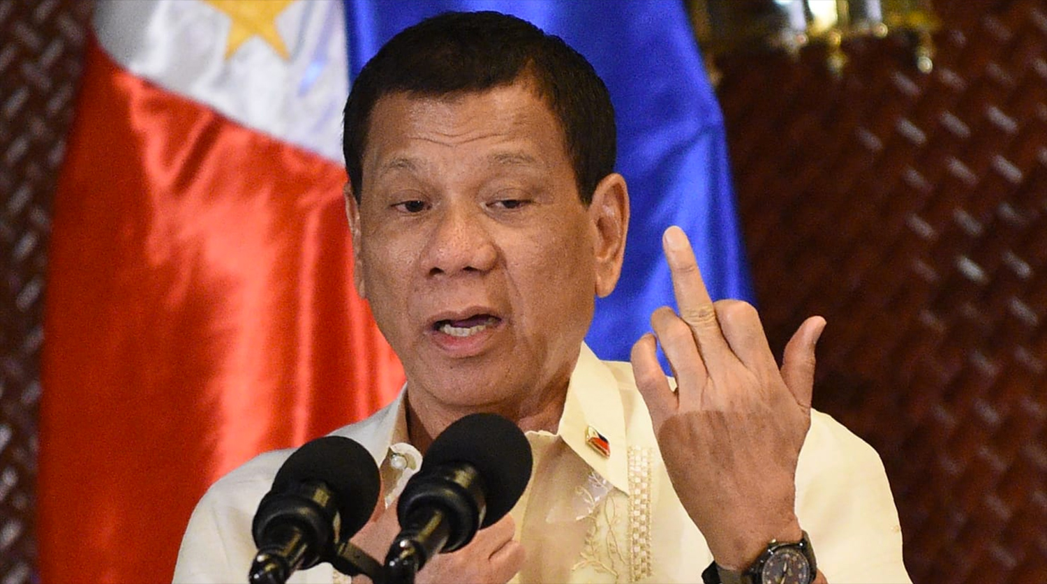 Огромный таракан заполз на президента Филиппин в прямом эфире