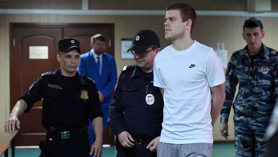 Футболист Александр Кокорин, обвиняемый в хулиганстве и побоях, перед началом заседания Пресненского суда города Москвы.