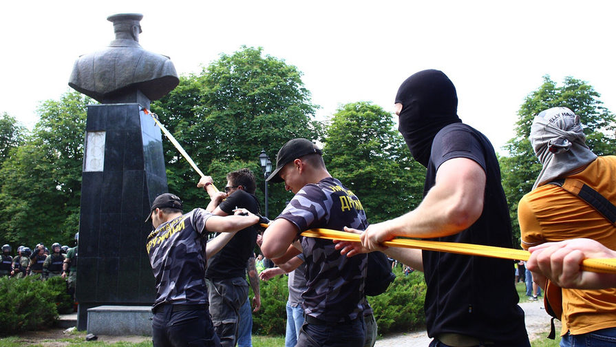 Демонтаж бюста маршала Георгия Жукова в Харькове, 2 июня 2019 года