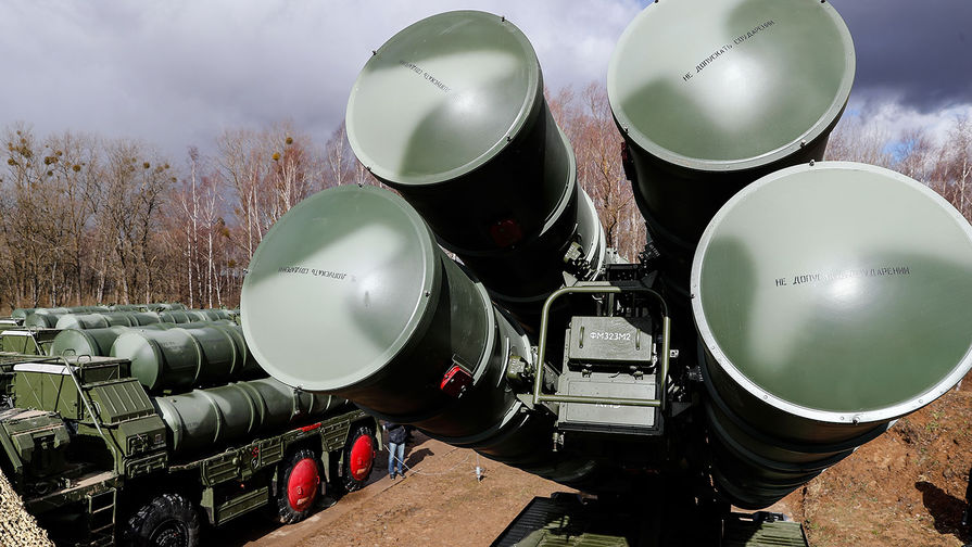 Боевые расчеты зенитной ракетной системы (ЗРС) С-400 «Триумф»