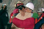 Президент Чили Себастьян Пиньера встречает первого спасенного шахтера, 12 октября 2010 года