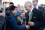 Королю Великобритании Карлу III дарят розу на День святого Валентина во время встречи с членами сирийской диаспоры, Лондон, 14 февраля 2023 года