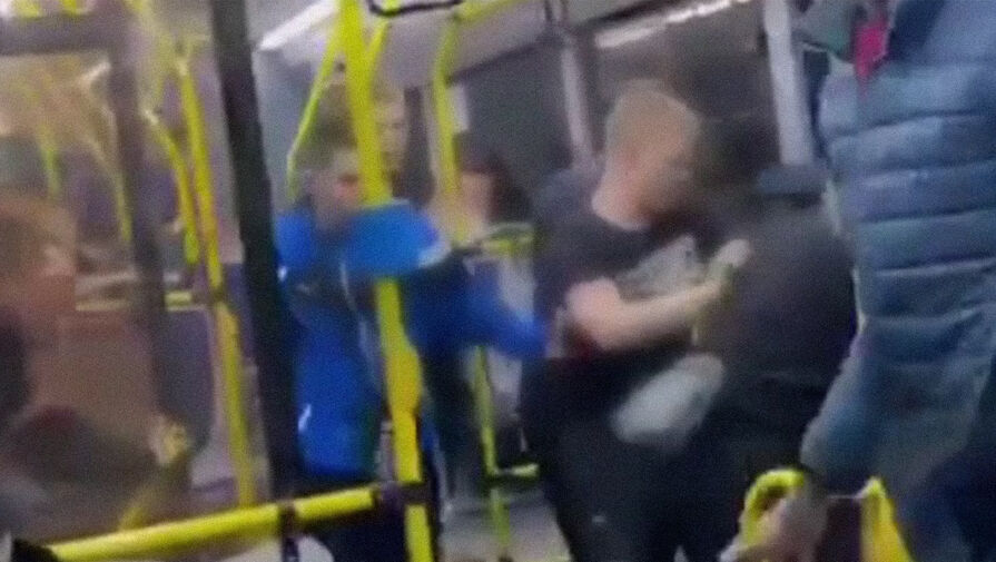 В сеть попало видео, как подростки жестоко избили пассажира автобуса за замечание