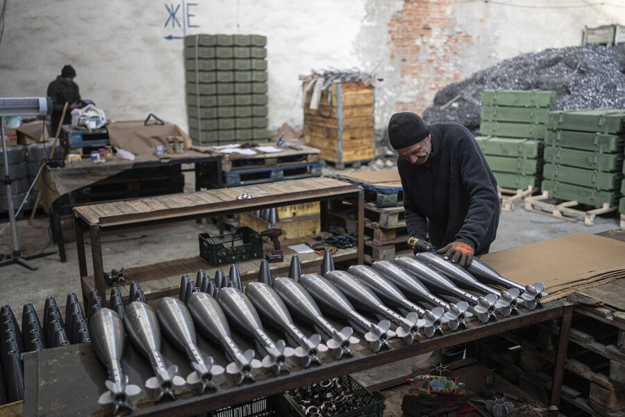Рабочий собирает минометные снаряды на заводе в Украине, 2024 год