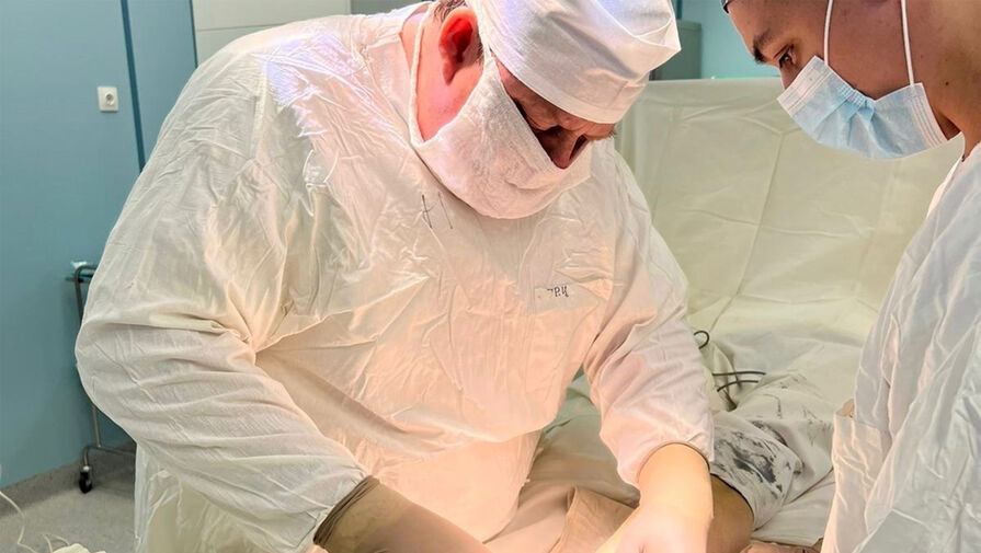 Российские врачи спасли мужчину с отрезанной пилой рукой