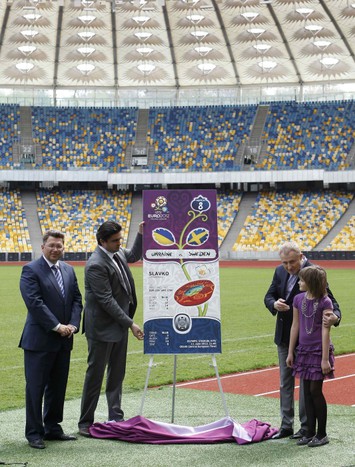 Общий вид участников церемонии и Олимпийского стадиона в&nbsp;Киеве
