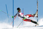 Анджей Григель из Польши завоевал второе место в номинации «Спорт» со снимком лыжника, открывающего заезды слалома в Шчирке, Польша