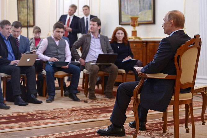 Президент России Владимир Путин во время встречи с журналистами в Ново-Огарево