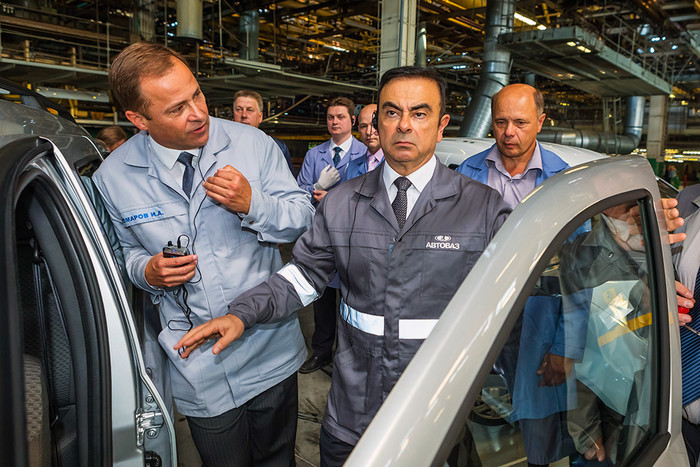 Президент Renault-Nissan Карлос Гон (в центре)