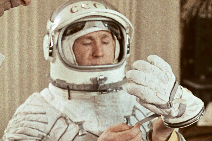 Советский космонавт Алексей Леонов готовится к&nbsp;выезду на&nbsp;стартовую площадку космического корабля &laquo;Восход-2, 18 марта 1965 года.