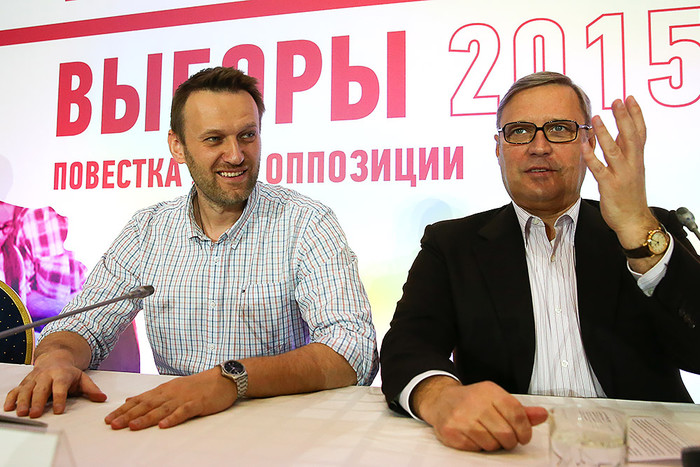Алексей Навальный и сопредседатель партии РПР-ПАРНАС Михаил Касьянов (слева направо) во время конференции «Выборы 2015–2016: повестка для оппозиции»
