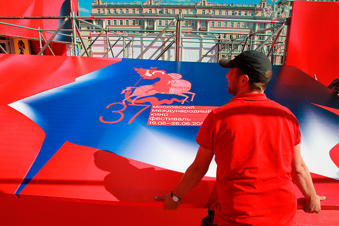 Рабочие собирают декорации во время подготовки к&nbsp;37-му Московскому международному кинофестивалю в&nbsp;Москве