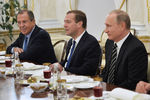Президент России Владимир Путин, премьер-министр РФ Дмитрий Медведев и министр иностранных дел РФ Сергей Лавров (справа налево) во время встречи с президентом Сирии Башаром Асадом в Кремле