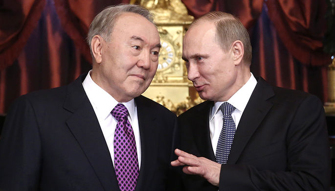 Президент Казахстана Нурсултан Назарбаев и президент РФ Владимир Путин (слева направо) во время...