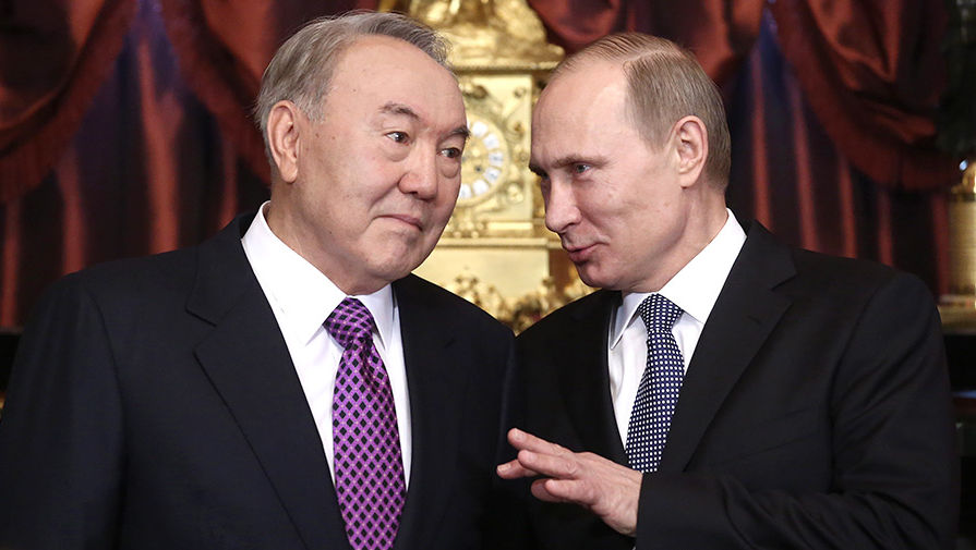 Президент Казахстана Нурсултан Назарбаев и президент РФ Владимир Путин (слева направо) во время подписания совместных договоров после двусторонней встречи в рамках саммита ЕврАзЭС, 24 декабря 2013 года