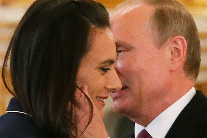 Владимир Путин и Елена Исинбаева во время встречи президента РФ с российской олимпийской сборной в Александровском зале Большого Кремлевского дворца