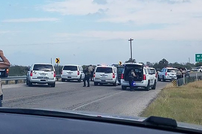 Обстановка на месте расстрела прихожан баптистской церкви в Сатерленд Спрингс, штат Техас, 5 ноября 2017