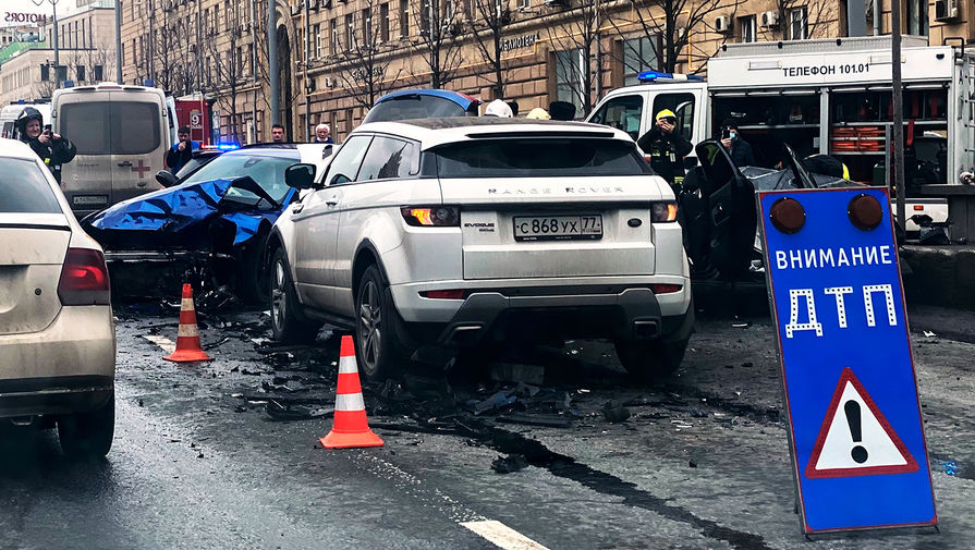 Последствия аварии на Новинском бульваре в центре Москвы, 1 апреля 2021 года