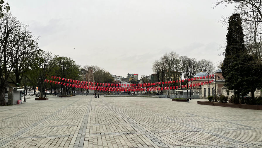 Пустая площадь возле мечети в Стамбуле, 18 апреля 2021 года