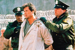 <b>«Тюряга», 1989</b>
<br><br>
Примерный заключенный Фрэнк Леоне (Сталлоне) становится мишенью жестокого директора тюрьмы Уордена Драмгула, который пытается спровоцировать его на побег, дабы доказать, что он неисправим.