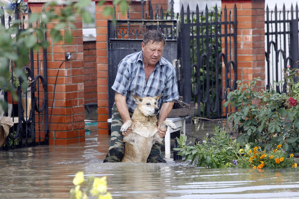 Житель города Крымска у&nbsp;своего дома после наводнения, июль 2012&nbsp;года