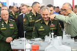 Министр обороны РФ Сергей Шойгу (второй справа) во время осмотра экспонатов выставки на Международном военно-техническом форуме «Армия-2023» в Конгрессно-выставочном центре «Патриот», 14 августа 2023 год