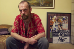 <b>«Маленькая рыбка» (2005)</b>
<br><br>
После успеха в Голливуде Уивинг не бросил родной австралийский кинематограф. Критики весьма положительно оценили его работу в драме “Маленькая рыбка” – о девушке, которая сумела избавиться от наркозависимости и теперь пытается начать жизнь заново. Главную героиню сыграла Кейт Бланшетт, а Уивингу досталась роль ее отчима, бывшего игрока Национальной лиги регби — ему девушка пытается помочь слезть тоже.
