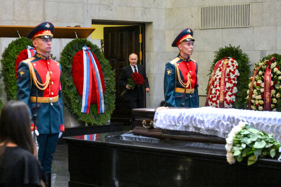 Президент РФ Владимир Путин на&nbsp;церемонии прощания с&nbsp;председателем Верховного суда РФ Ириной Подносовой в&nbsp;траурном зале ЦКБ Управления делами президента РФ в&nbsp;Москве, 24&nbsp;июля 2025&nbsp;года