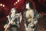 Гитаристы группы Kiss Пол Стэнли (справа) и Эйс Фрейли во время концерта в честь Хэллоуина на стадионе «Доджер» в Лос-Анджелесе, 31 октября 1998 года