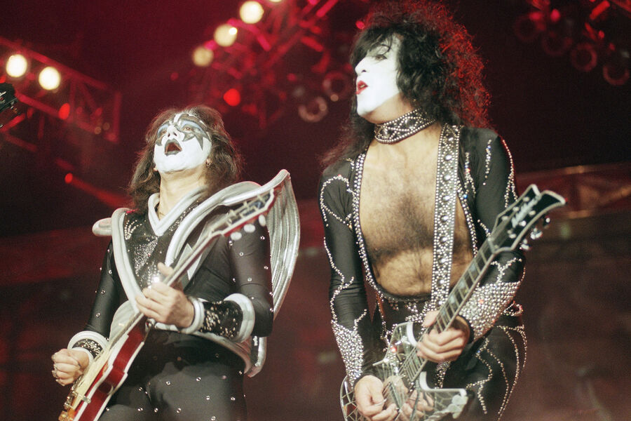 Гитаристы группы Kiss Пол Стэнли (справа) и Эйс Фрейли во время концерта в&nbsp;честь Хэллоуина на&nbsp;стадионе «Доджер» в&nbsp;Лос-Анджелесе, 31&nbsp;октября 1998&nbsp;года